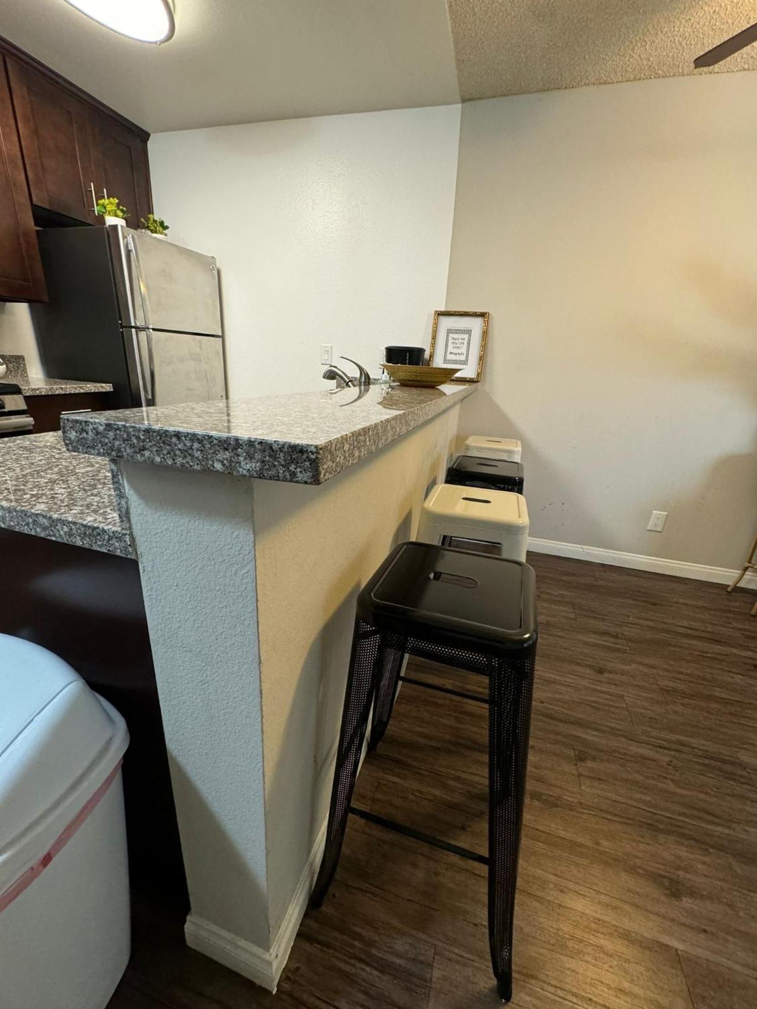 Incredible Two Bedroom Hollywood Apartments Free Parking Los Ángeles Exterior foto