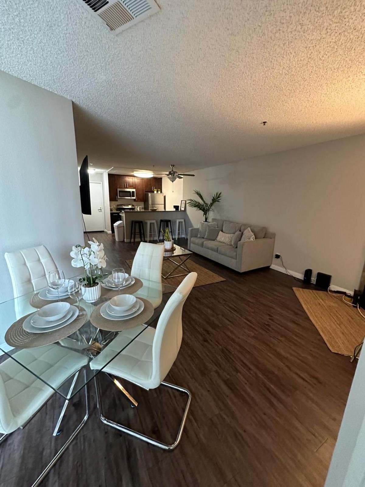 Incredible Two Bedroom Hollywood Apartments Free Parking Los Ángeles Exterior foto