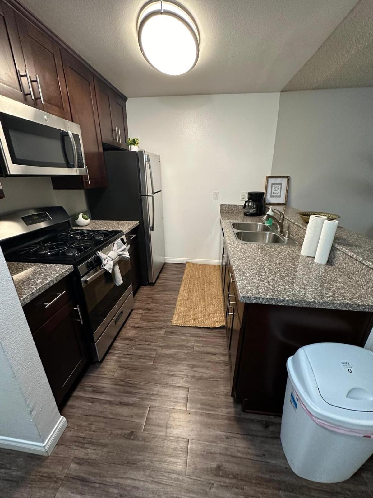 Incredible Two Bedroom Hollywood Apartments Free Parking Los Ángeles Exterior foto