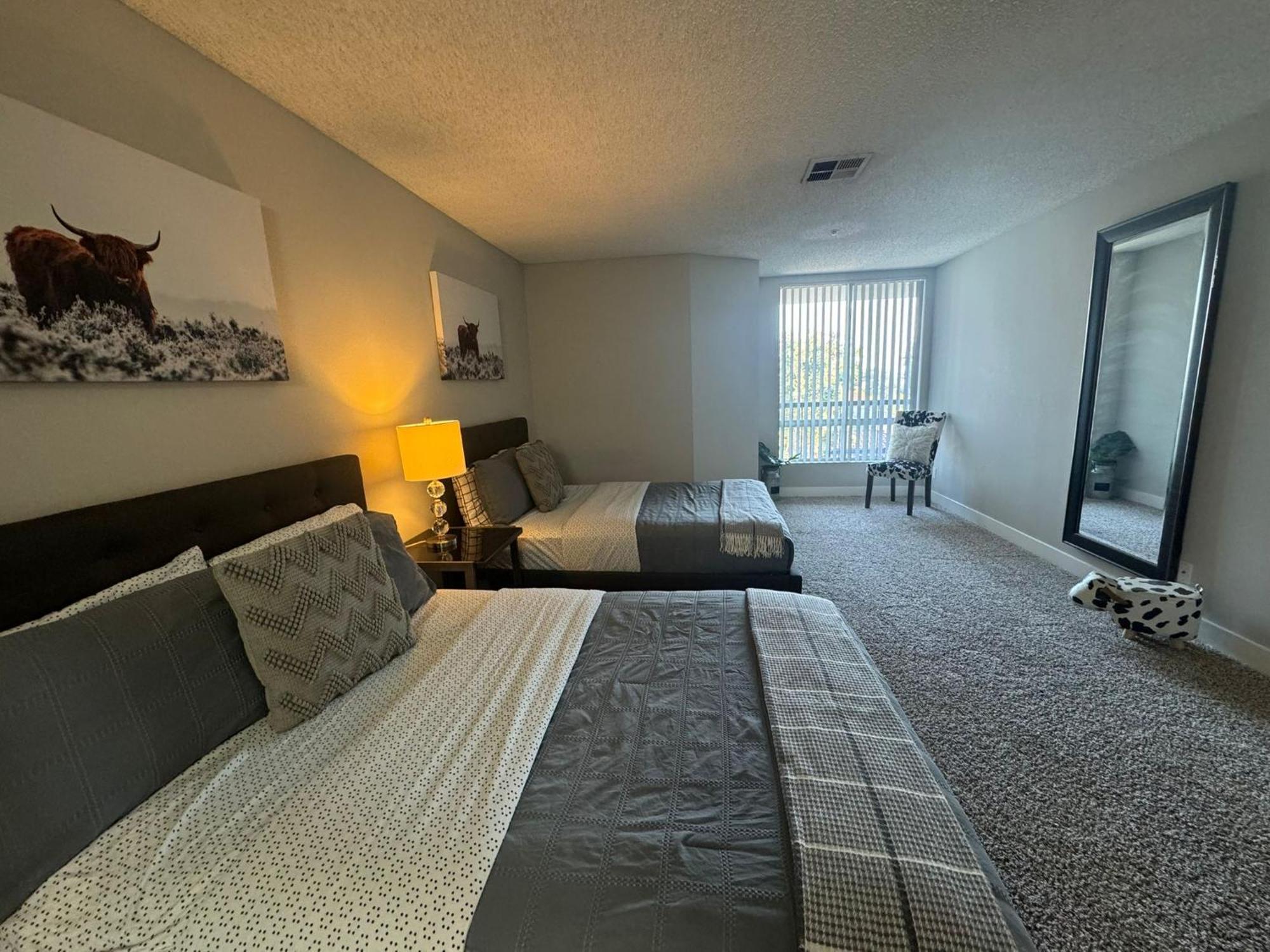 Incredible Two Bedroom Hollywood Apartments Free Parking Los Ángeles Exterior foto