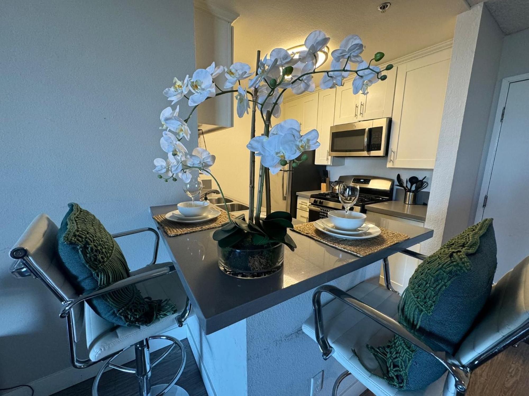 Incredible Two Bedroom Hollywood Apartments Free Parking Los Ángeles Exterior foto