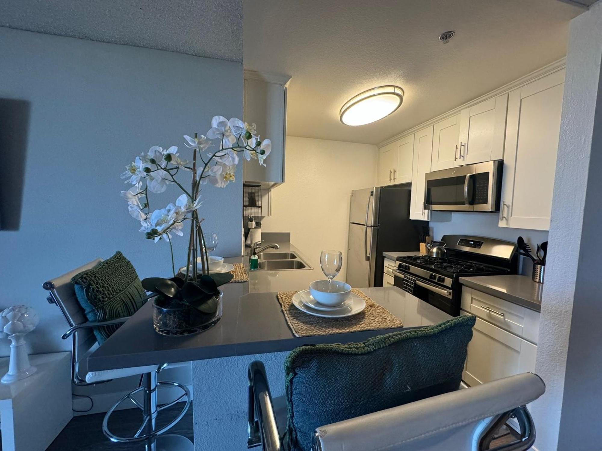 Incredible Two Bedroom Hollywood Apartments Free Parking Los Ángeles Exterior foto