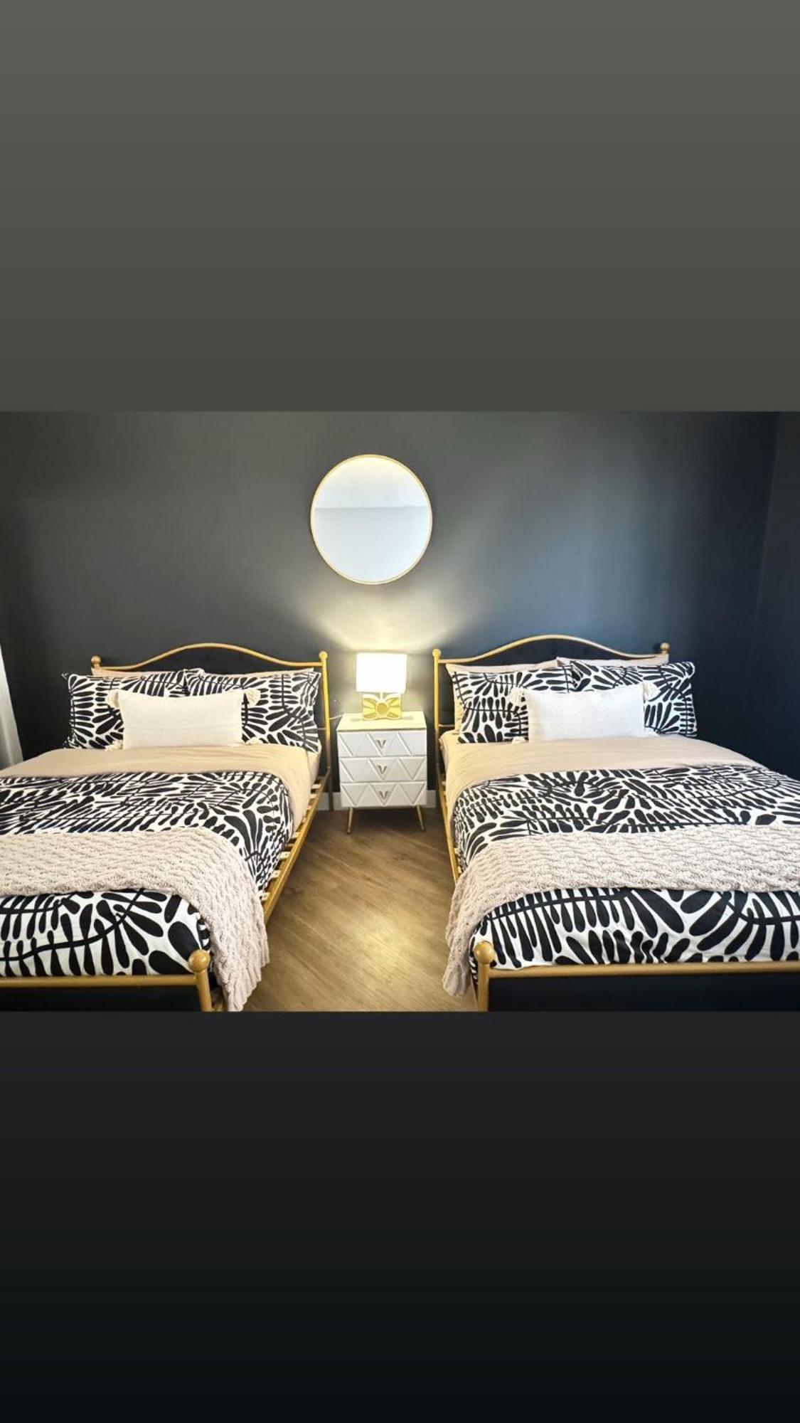 Incredible Two Bedroom Hollywood Apartments Free Parking Los Ángeles Exterior foto